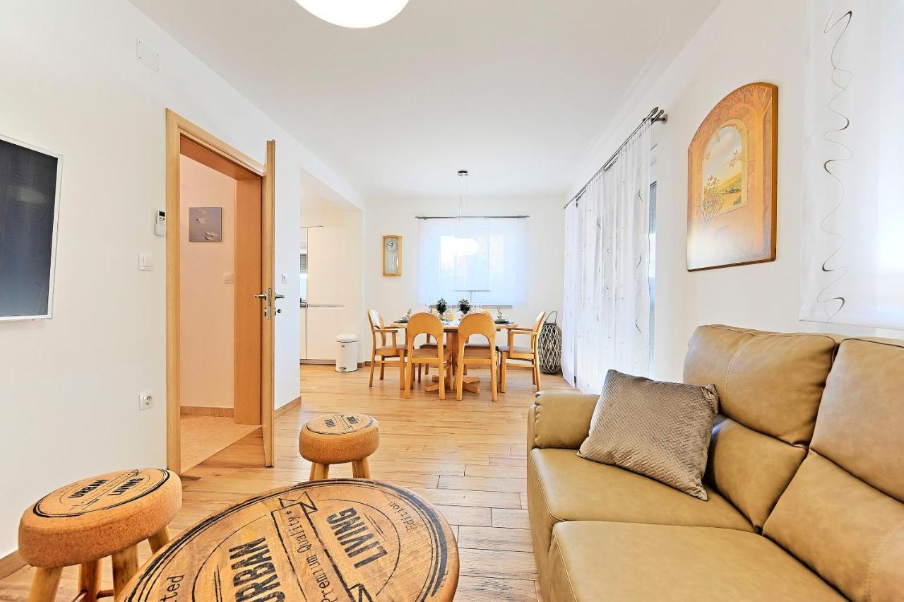 Casa Tara Three-Bedroom Holiday Home プーラ エクステリア 写真