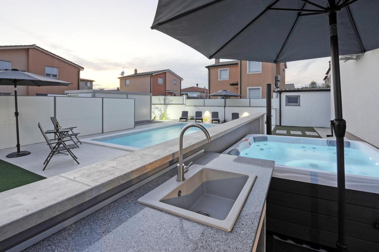 Casa Tara Three-Bedroom Holiday Home プーラ エクステリア 写真
