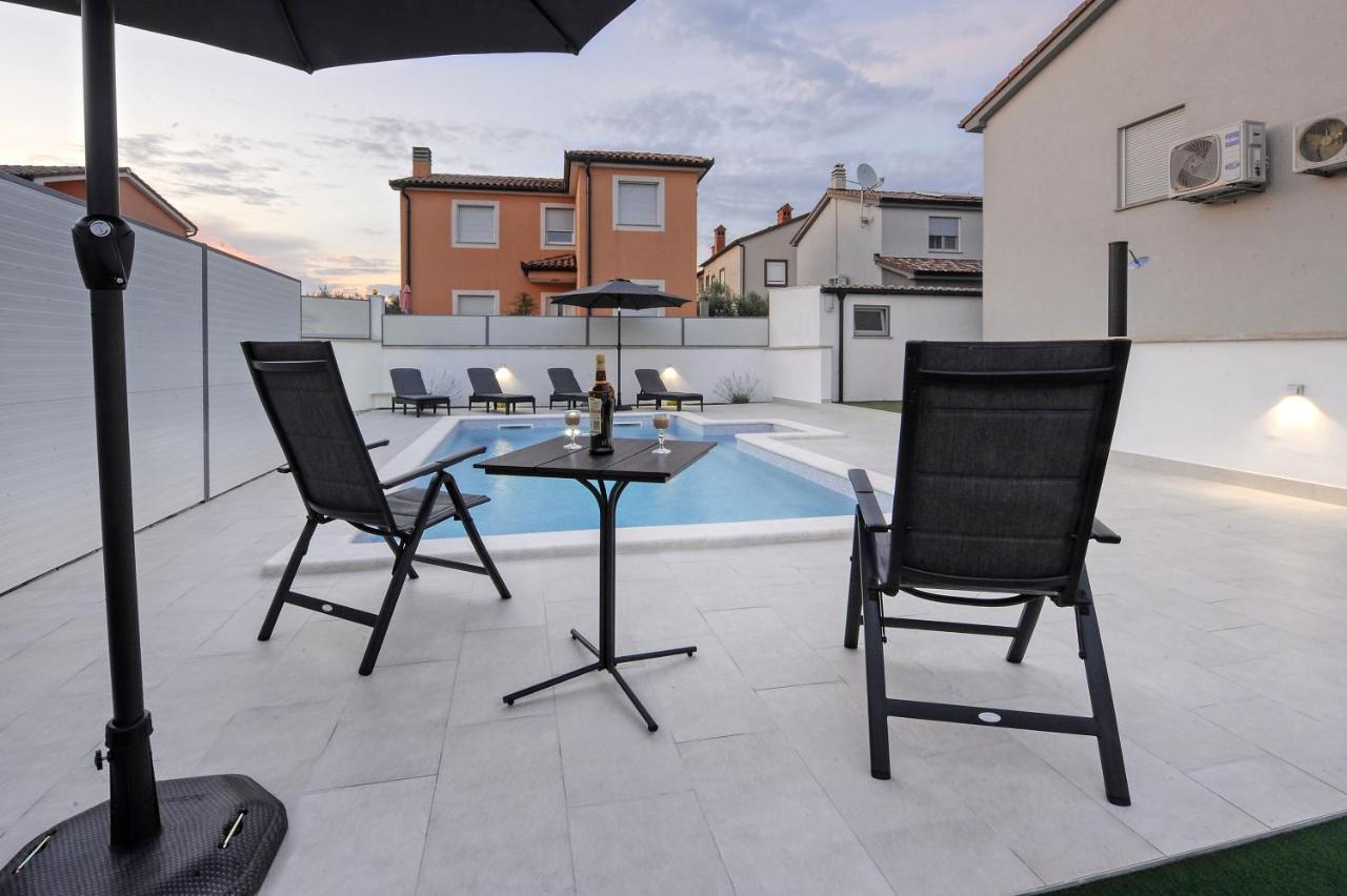 Casa Tara Three-Bedroom Holiday Home プーラ エクステリア 写真